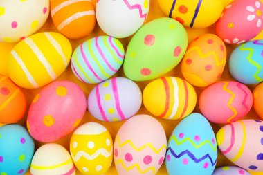 Renkli, canlı el boyalı Paskalya yumurtalarının tam arka planı