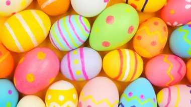 Renkli canlı bir el boyası Paskalya yumurtaları. Yavaşça döndüren yakınlaştırma hareketi.