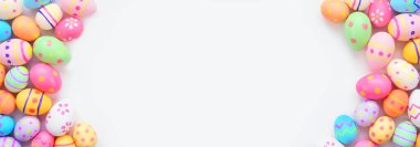 Renkli Paskalya Yumurtası arka planda beyaz bir pankarta karşı çift taraflı. Kopyalama alanı ile görünümün üstünde.