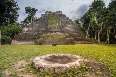 Yaxha Antik Maya sitesi