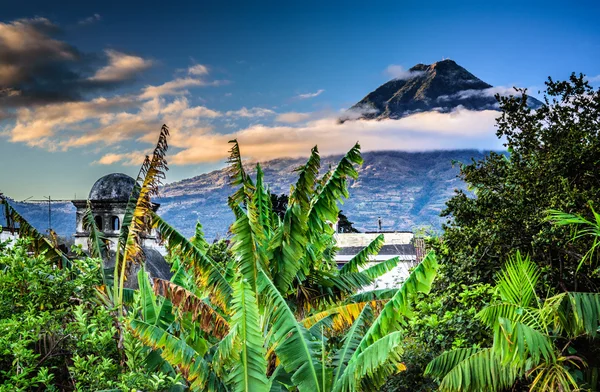 Antigua vista de la ciudad con volcán — Foto de Stock