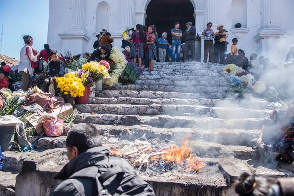 Die San Tomas-Kirche des Dorfes Chichicastenango im Hochland von Guatemala — Stockfoto