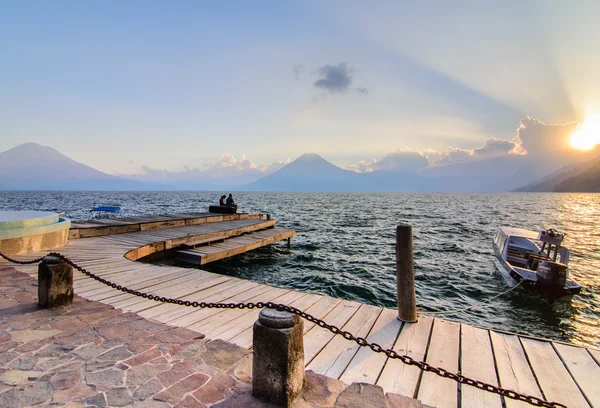 A vista para o lago Atitlan do hotel Laguna Lodge — Fotografia de Stock