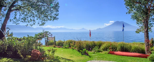 Озеро Атитлан в Гватемале — стоковое фото