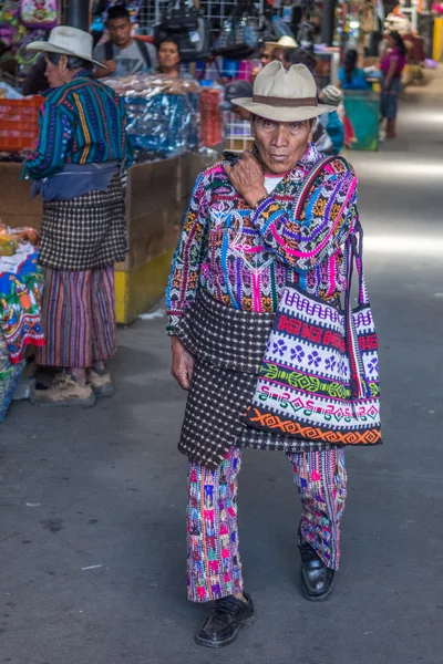 Vêtements traditionnels de la ville de Solola pour hommes dans la région d'Atitlan, Guatemala — Photo