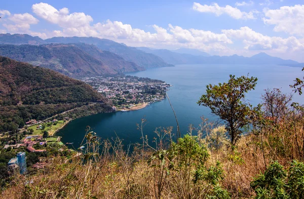 Brzegu jeziora Atitlan - najpiękniejsze jezioro na ziemi Zdjęcia Stockowe bez tantiem