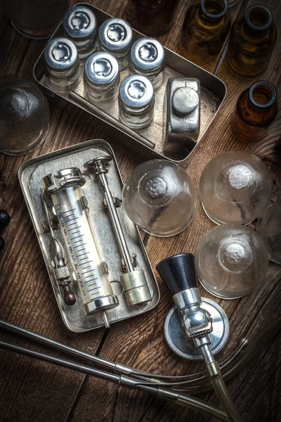 Instruments médicaux anciens . — Photo