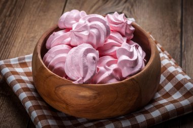 pembe kremalı kurabiye.