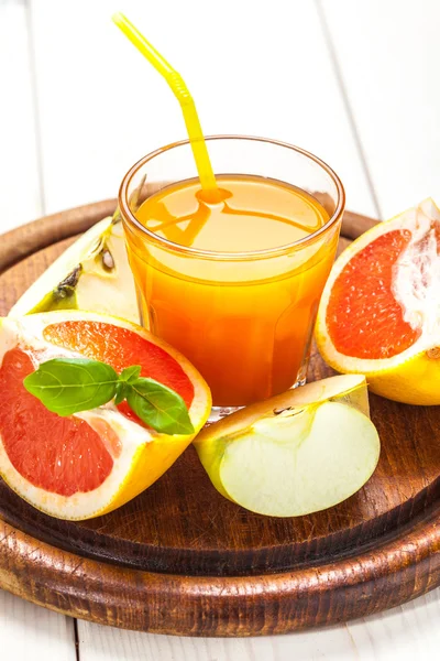 Juice av äpplen och röd grapefrukt. — Stockfoto