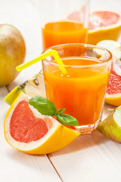 Juice av äpplen och röd grapefrukt. — Stockfoto