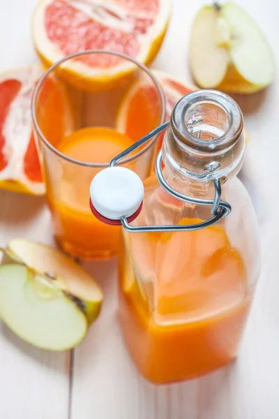 Juice of apples and red grapefruit. — Stock Photo, Image