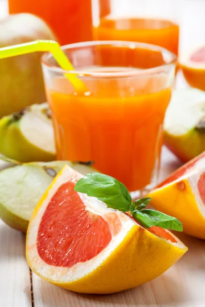 Juice av äpplen och röd grapefrukt. — Stockfoto