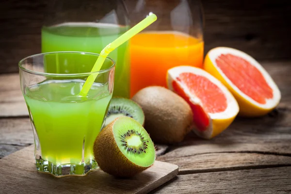 Frukt och juice. — Stockfoto