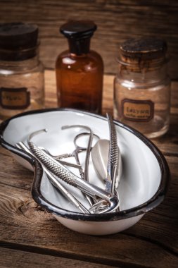 eski tıbbi aletler.