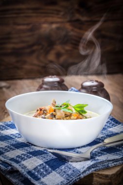 sıcak mantar çorbası.