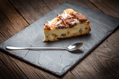 Kayrak bir plaka üzerinde üzümlü Cheesecake.