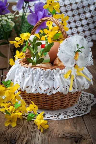 Traditional Easter basket with food — Stock Photo, Image