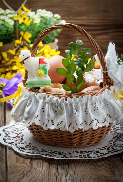 Gıda ile geleneksel Paskalya sepeti — Stok fotoğraf