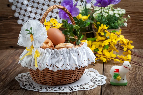 Panier traditionnel de Pâques avec nourriture — Photo