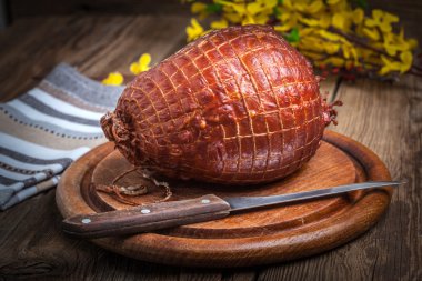 Tüm ham ahşap bir masa üzerinde.