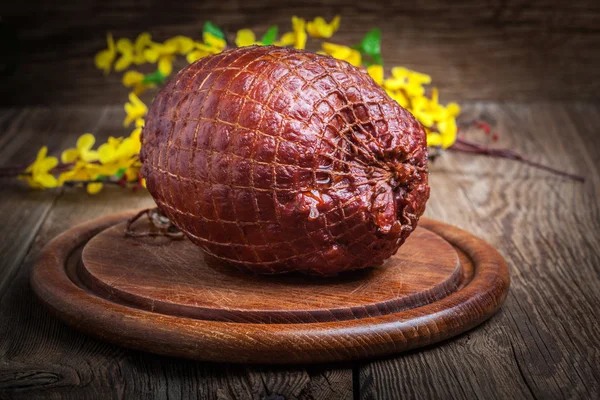 Whole ham on a wooden table. — Stock Photo, Image