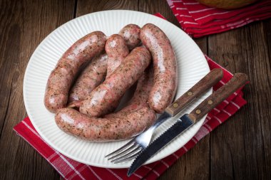 Çiğ beyaz sosis.