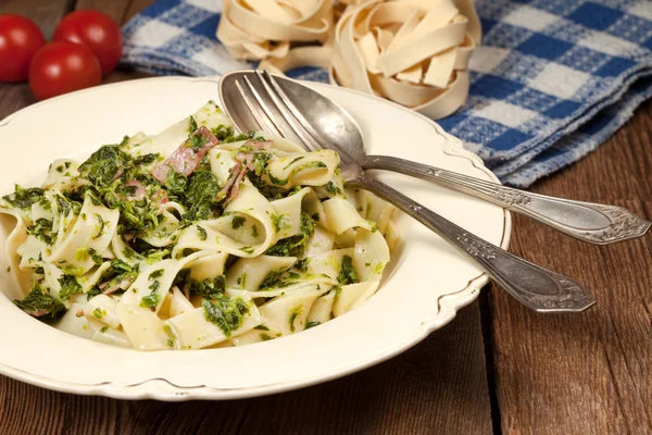 Spaghetti with spinach and bacon. — Stock Photo, Image