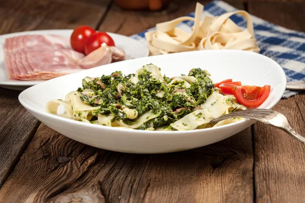 Spaghetti with spinach and bacon. — Stock Photo, Image