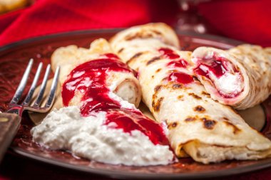 Haddelenmiş krep peynir ile doldurulmuş.