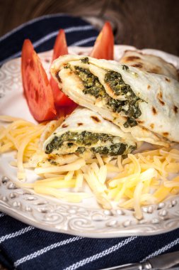 Peynir ve ıspanak ile doldurulmuş krep.