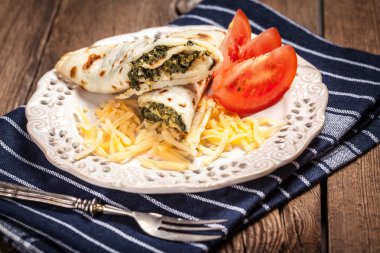 Peynir ve ıspanak ile doldurulmuş krep.