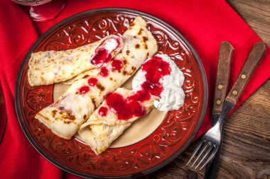 Haddelenmiş krep peynir ile doldurulmuş.