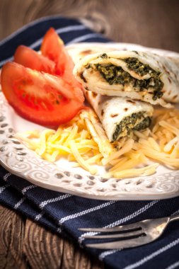 Peynir ve ıspanak ile doldurulmuş krep.