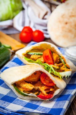 Kızarmış tavuk eti sebzeli pide