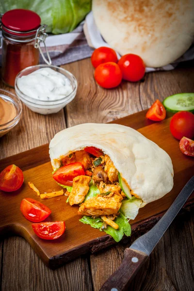 Fried chicken meat with vegetables in pita bread — Stock Photo, Image