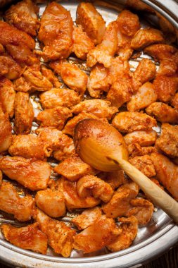 kızarmış tavuk parçaları.