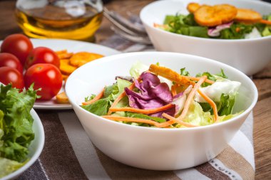 Croutons karışık salata.