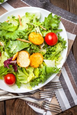 Croutons karışık salata.