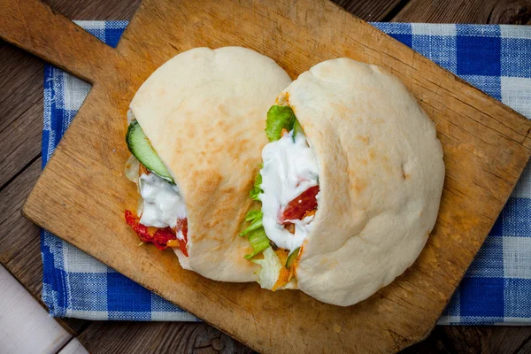 Gebratenes Hühnerfleisch mit Gemüse im Fladenbrot — Stockfoto