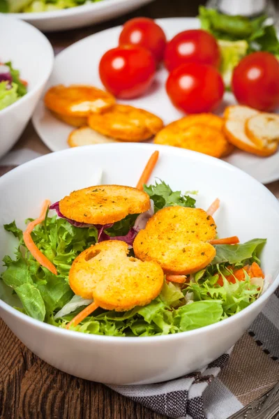 Mixed salad with croutons. — Stock Photo, Image