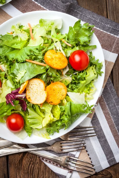 Mixed salad with croutons. — Stock Photo, Image