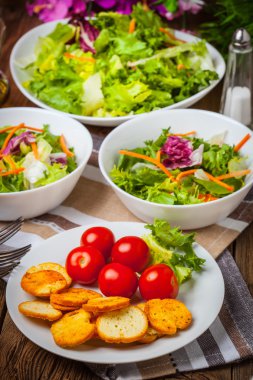 Croutons karışık salata.