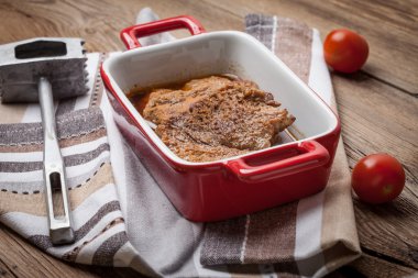 İçinde et suyu kızarmış domuz eti.