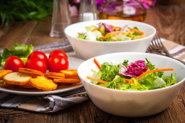 Croutons karışık salata.