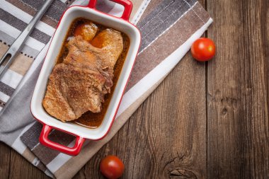 İçinde et suyu kızarmış domuz eti.