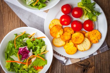 Croutons karışık salata.