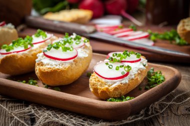 Tost turp, chives ve süzme peynir ile.