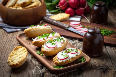 Tost turp, chives ve süzme peynir ile.