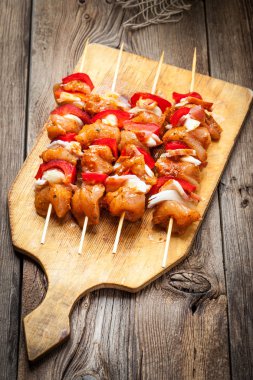 Ham sığır eti şiş ızgara için hazır