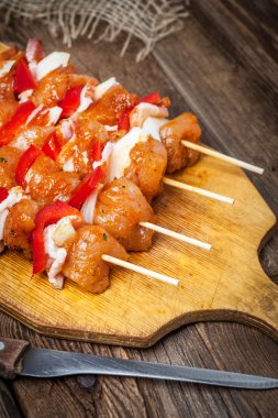 Ham sığır eti şiş ızgara için hazır